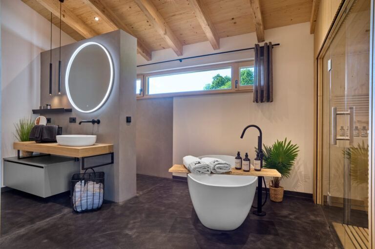 Badezimmer mit freistehender Badewanne