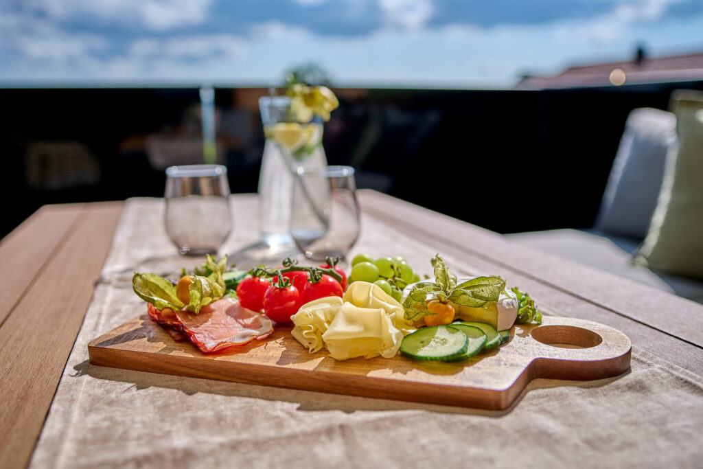 Brotzeit mit Gemüse und Käse