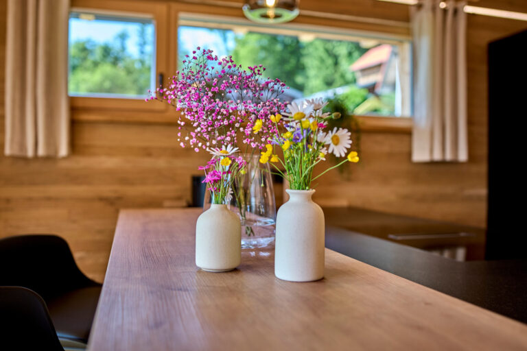 Esstisch mit Wildblumen