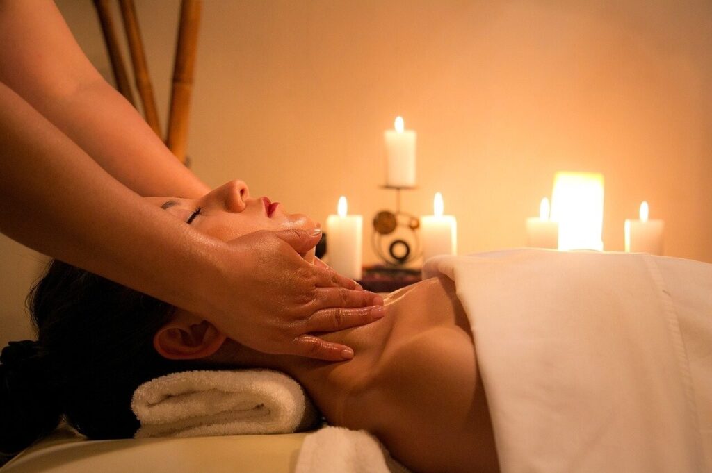 Gesichtsmassage bei Kerzenlicht