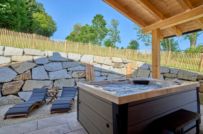 Outdoor-Whirlpool im Garten