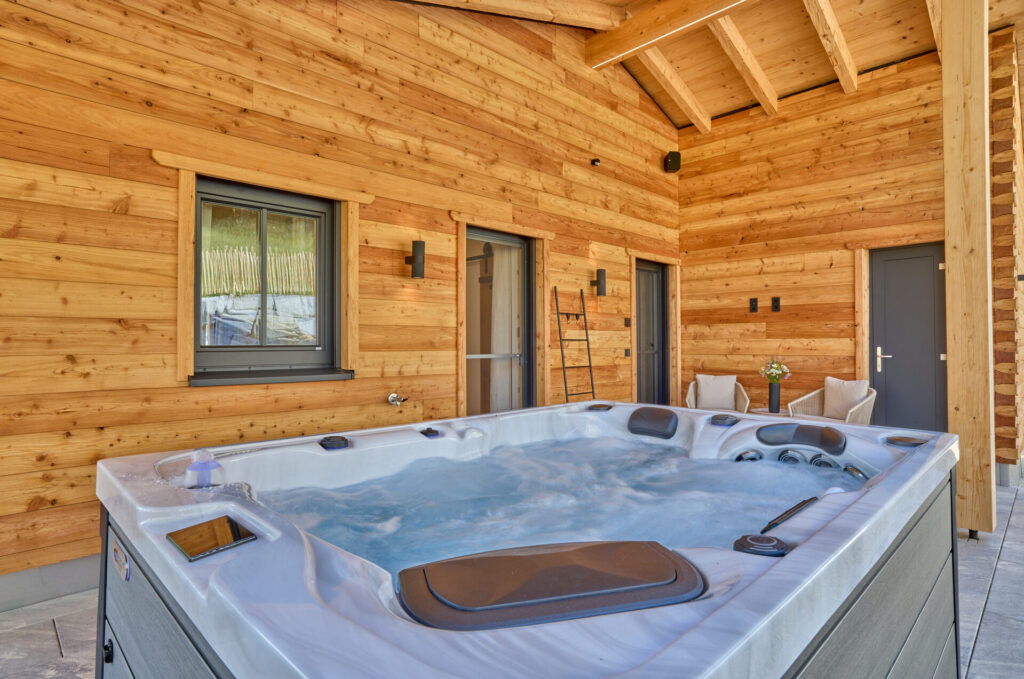 Privater Whirlpool auf der überdachten Terrasse