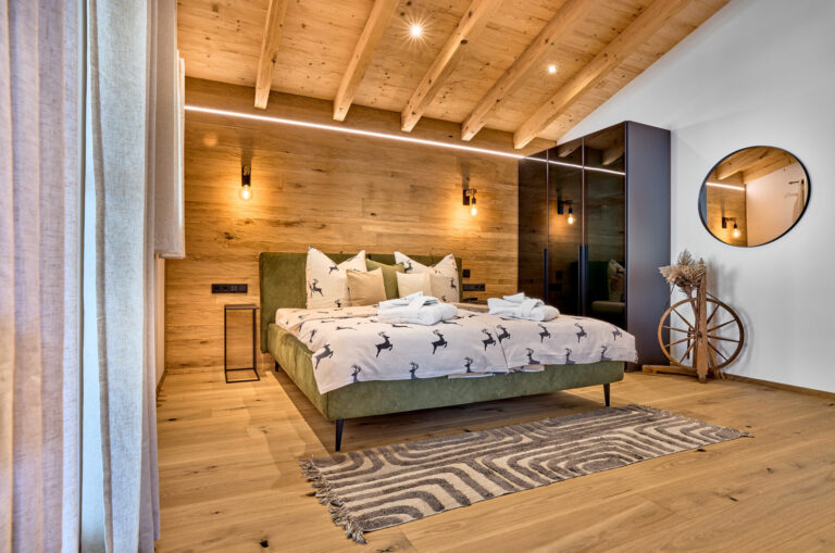 Schlafzimmer mit Sichtdachstuhl