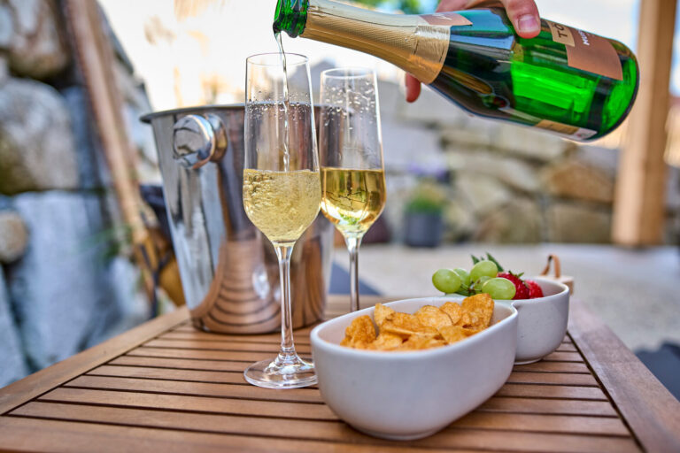 Sekt wird eingeschenkt