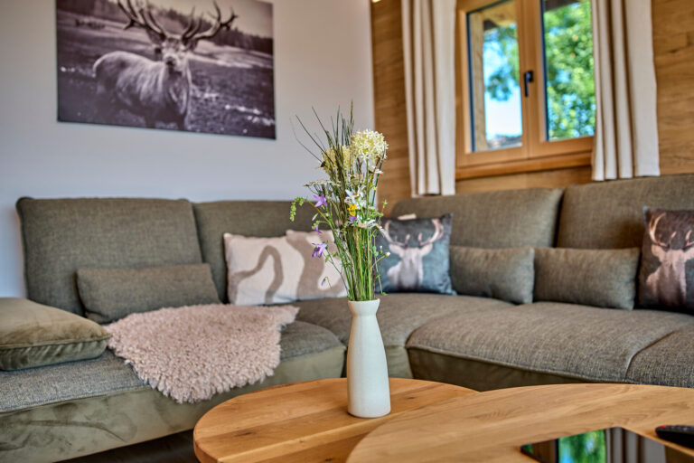 Sofa mit Wildblumen