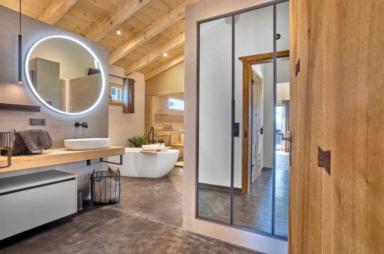 Wellnessbad mit freistehender Badewanne