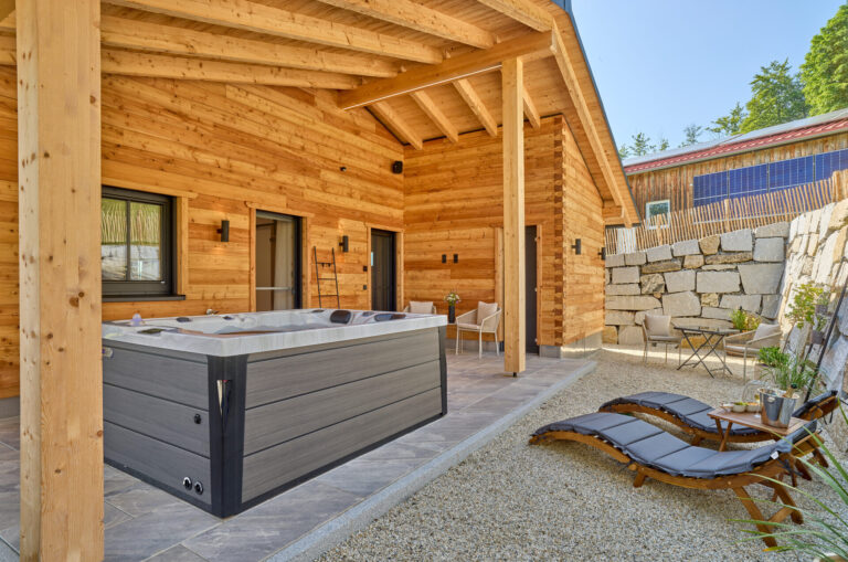 Whirlpool und Sonnenliegen auf der Ostterrasse
